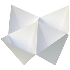 salière blanche sur fond blanc