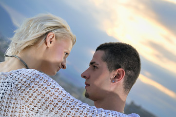 Fototapeta premium romantic urban couple dancing on top of bulding