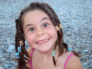 enfant fille heureuse sur la plage de galet