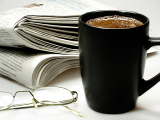 Morgenkaffee mit Zeitung
