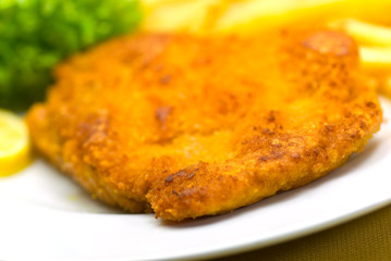 Paniertes Cordon Blue-Schnitzel mit Gemüse und Pommes Frites