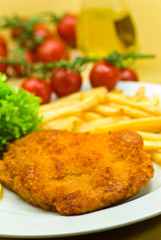 Paniertes Cordon Blue-Schnitzel mit Gemüse und Pommes Frites