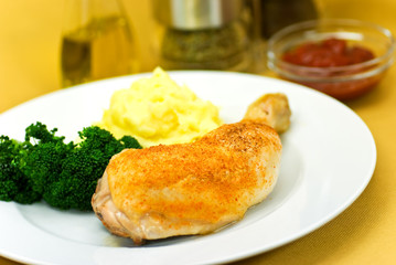 hühnerschenkel mit püree und salat,brokkoli