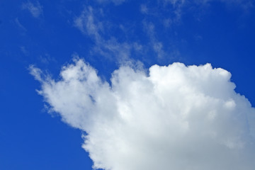 Obraz premium gros nuage blanc sur fond de ciel bleu