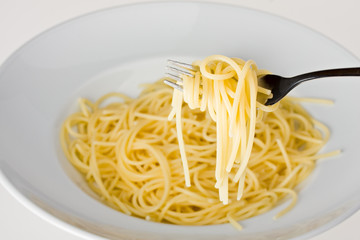 Gabel über einen Teller mit Spaghetti Bolognaise