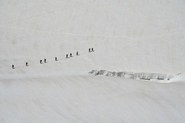 Marche au milieu des séracs