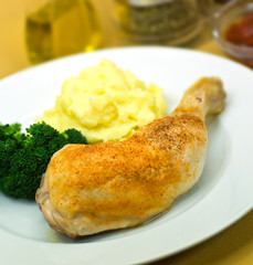 hühnerschenkel mit püree und salat,brokkoli