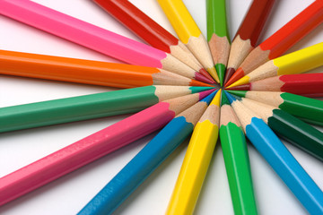 Naklejka premium Colorful crayons arranged in circle
