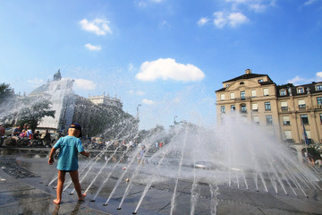 Spielendes Kind am Stachusbrunnen