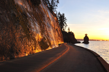 Siwash rock at sunset, Stanley park, Vancouver - obrazy, fototapety, plakaty