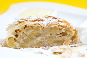 Apfelstrudel mit Mandeln