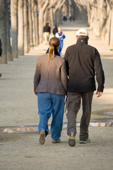 Pareja paseando por el parque