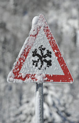 Schild an Straße warnt vor Schnee Eis Lawine Glätte