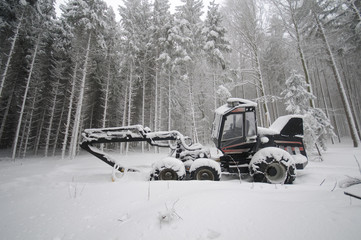 Forstmaschine Harvester im Winterwald