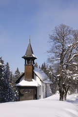 Fototapeta na wymiar kleine Kirche in den Alpen