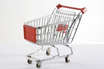 Armut im Alter Leerer Einkaufswagen