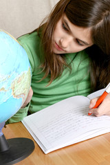 bambina studa la geografia con mappamondo © fidelio