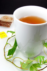 Tee in weißer Tasse