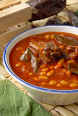 Mole amarillo con costilla de ternera y habichuelas. México