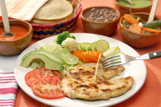 Pechuga de pollo asada a la mexicana. M&eacute;xico
