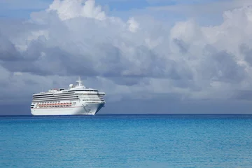 Meubelstickers Cruise ships in tropical island beach port © Julie Flavin