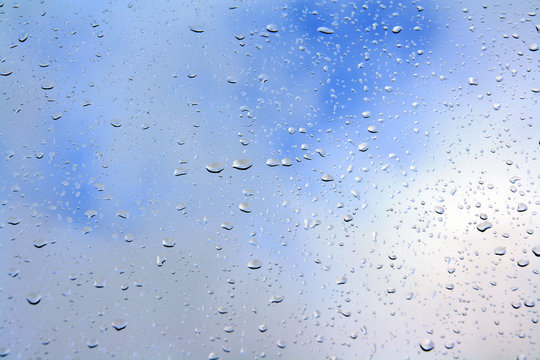regentropfen am fenster