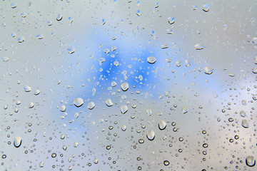 regentropfen am fenster