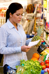 Einkauf im Supermarkt mit Einkaufszettel