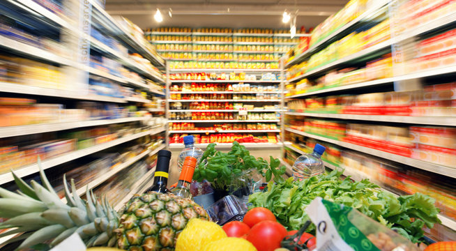 Einkaufswagen mit Obst Gemüse Lebensmittel in Supermarkt