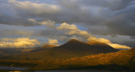 Paysage en Ecosse au coucher de soleil avec un superbe ciel avec des nuages