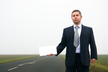 Homme d'affaires faisant de l'auto-stop