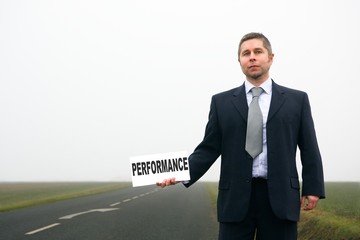 Homme d'affaires faisant de l'auto-stop