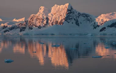 Fotobehang Sonnenuntergang in der Paradies Bay - Antarktis © Werner Schwehm