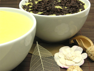 Vanillepuddings in Porzellanschalen mit und ohne Schokostreusel