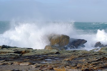 vague submergeant la cote bretonne
