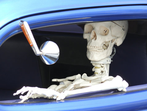 Skelett im Auto