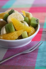 Obstschale mit Kiwi, Bananen und Orangen