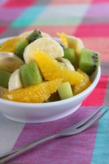 Fruchtsalat mit Kiwi, Bananen und Orangen