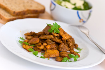 Gyros auf Teller mit Brokkoli Salat