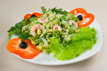 Simple and healthy salad of shrimp