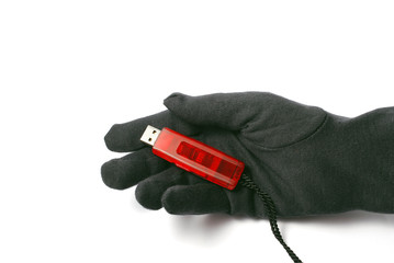 Hand im schwarzen Handschuh im Besitz von USB-Stick
