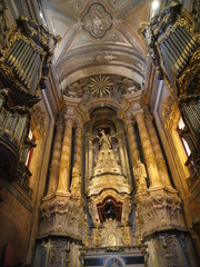 Fototapeta na wymiar Dwa organy i ołtarz kościoła świeckich duchownych w Porto