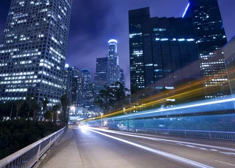 Zelfklevend Fotobehang Verkeer in Los Angeles met verkeer gezien als lichtsporen © Mike Liu
