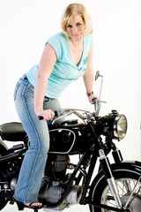 Fototapeta na wymiar Hübsche Frau auf altem Motorrad