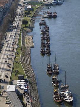 Muelle con barcazas de transporte de vino en Oporto (Portugal)