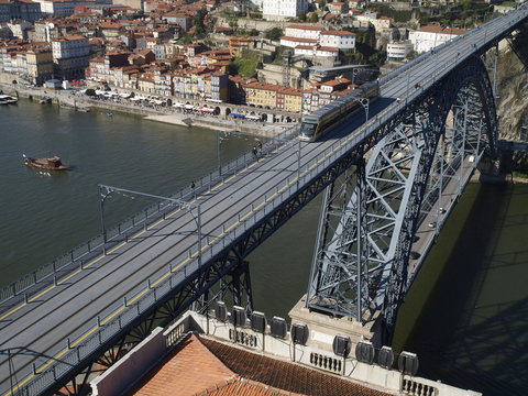 El metro cruza el puente Dom Luis en Oporto sobre el Duero