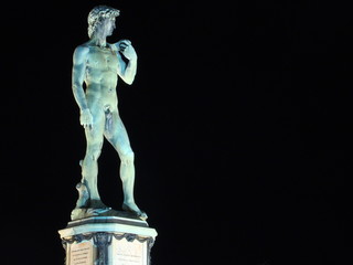 pomnik Dawida na Piazzale Michelangelo we Florencji nocą