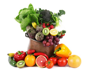 Fototapeta na wymiar owoce i warzywa w garnku