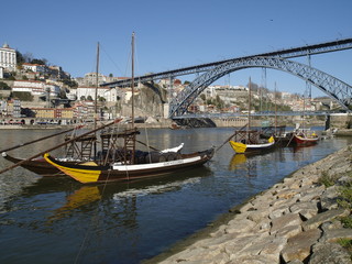 Barcazas y puente Dom Luiz en Oporto (Portugal)