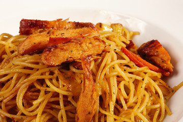 asiatische Nudeln mit Hühnerbrustfilet